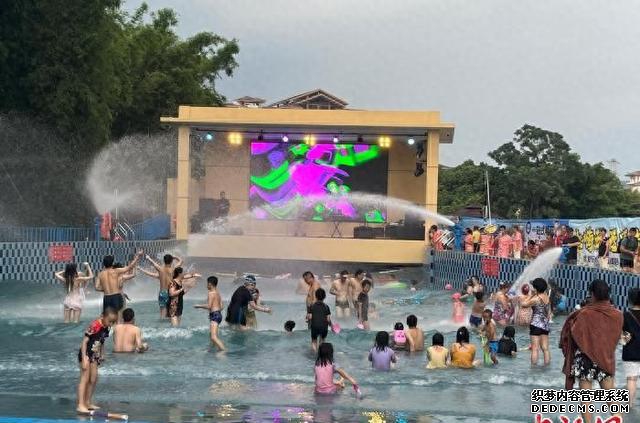 “中国温泉之乡”广东龙门万人同泡