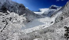 在贡嘎山下，观冰川泡温泉是一种什