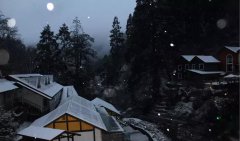 这里有川西最浪漫的温泉，一半冰雪，一半温泉