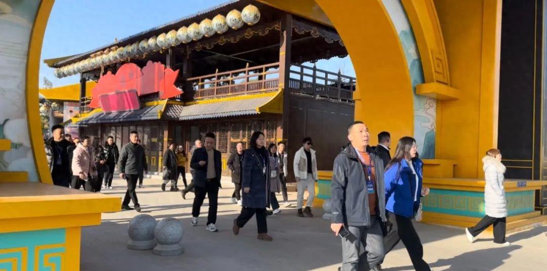刚刚，近三百家旅行社来到嘉鱼