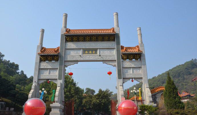 新年伊始知名艺人蔡雨彤现身弘源寺
