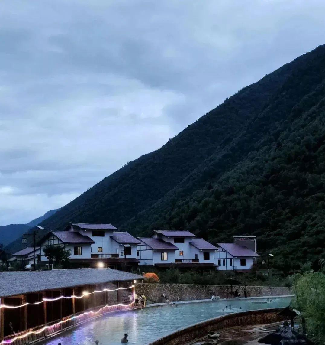 灵秀温泉_灵秀温泉有室内泡吗_灵秀温泉是天然温泉吗