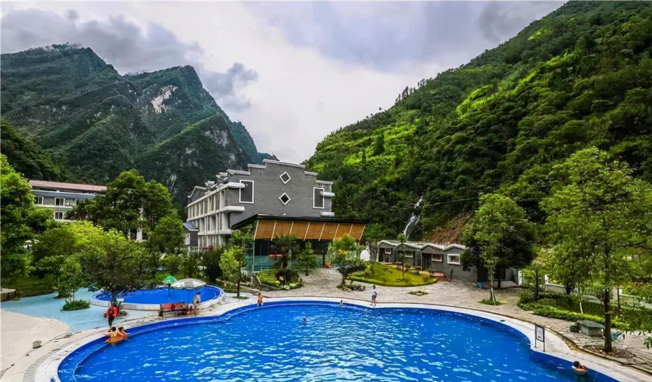 灵秀温泉是天然温泉吗_灵秀温泉有室内泡吗_灵秀温泉
