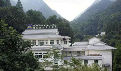 金孔雀温泉_金孔雀泡温泉_金孔雀温泉度假村