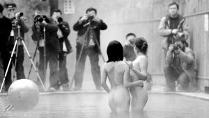 重庆美女模特回归自然 温泉中秀人体艺术(图)